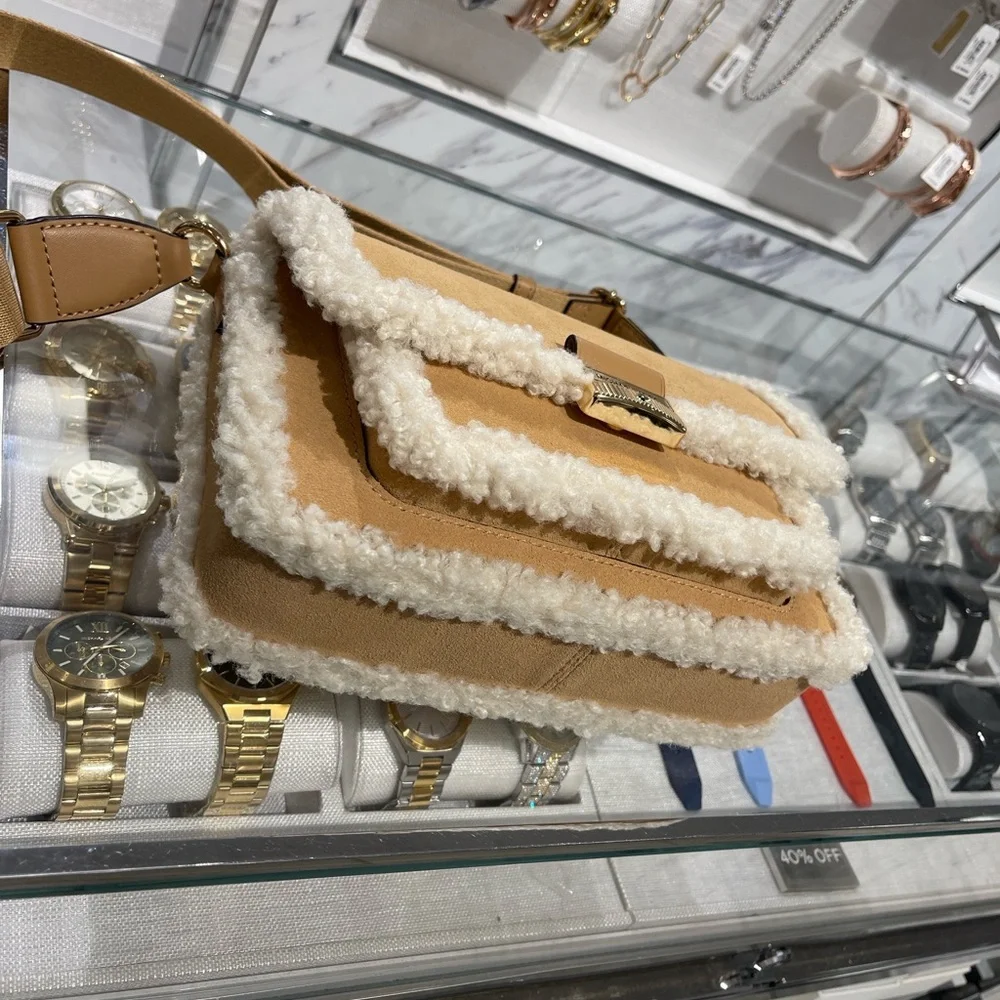 MICHAEL KORS Bradshaw Medium Suede and Faux Shearling Messenger Bag
Peanut
NWT - Picture 4 of 16